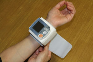 巻きづらい手首式血圧計